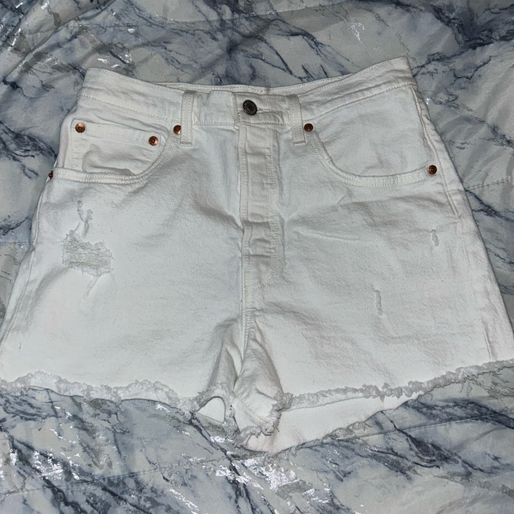 White Levi’s rib cage shorts size 30